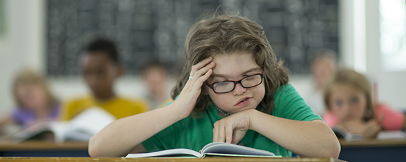 Ett foto som visar en pojke som läser koncentrerat